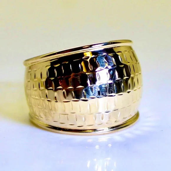 10K Yellow Gold Textured Wide Dome Statement Ring - Sz 7 - Picture 1 of 6